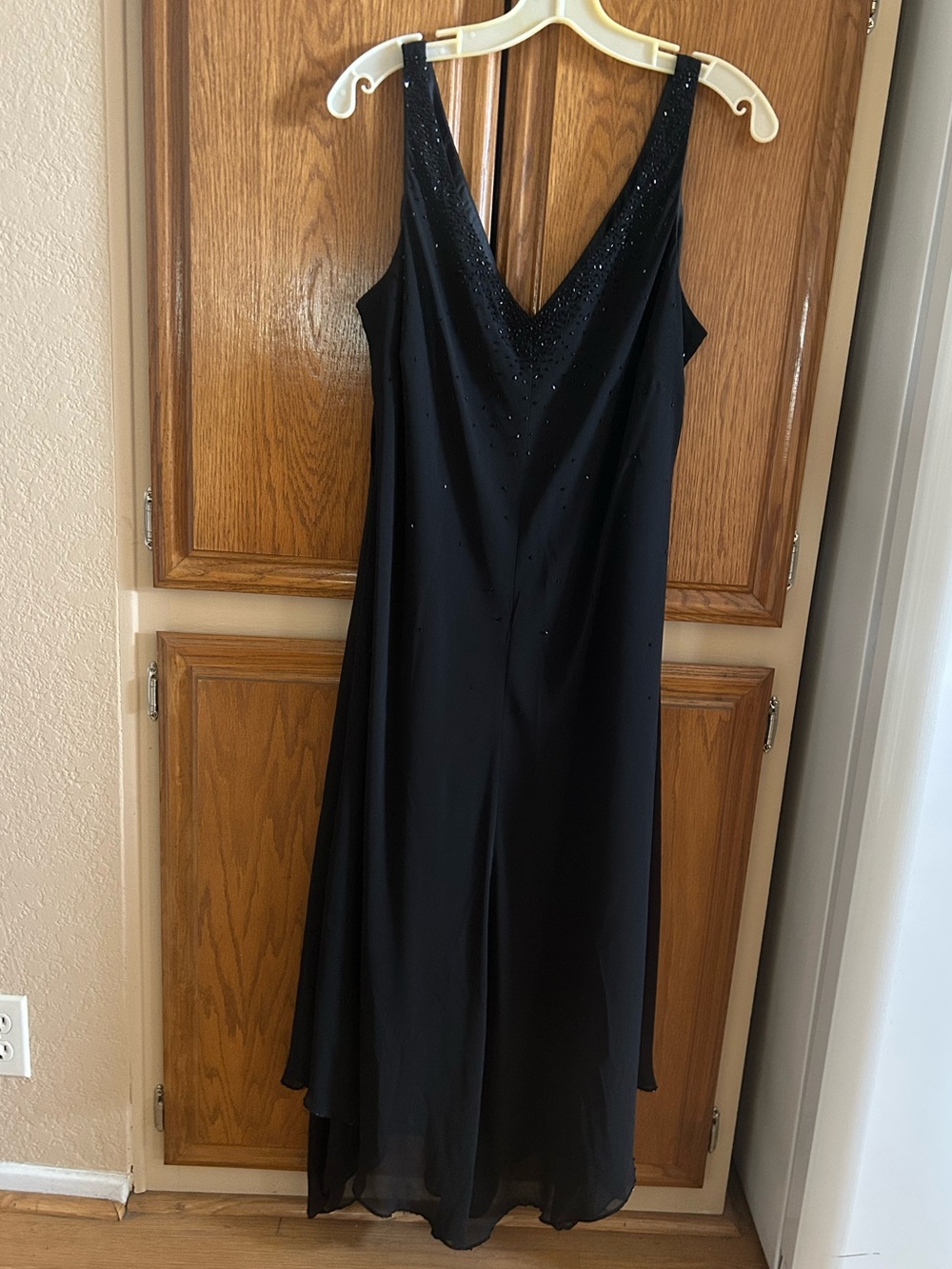 $25 Jones Wear Elegant Black Beaded V-Neck Evening Dress